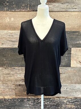 Express One Eleven Lightweight Knit Top. Large